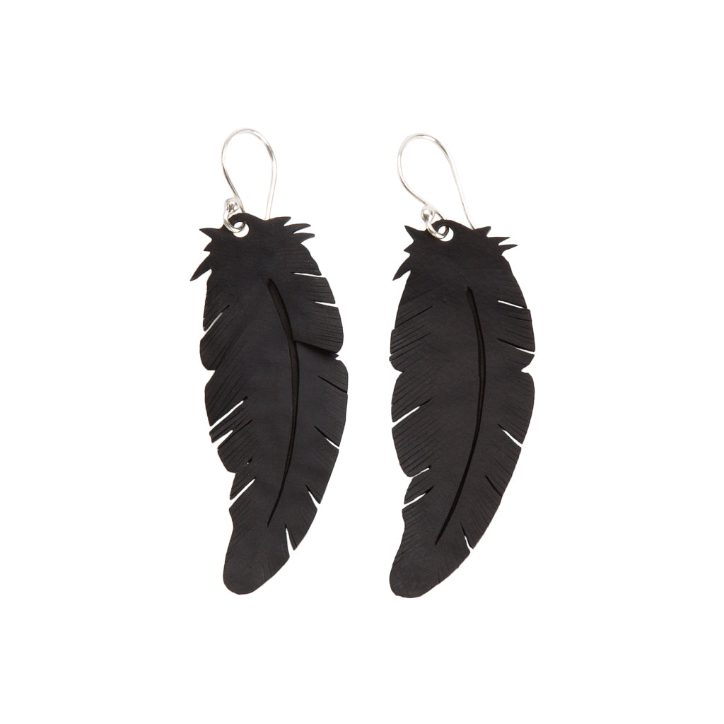 Paguro Upcycle upcycled rubber feather earrings in black for a stylish and eco-friendly accessory